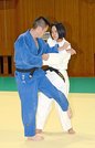 指導者の槙原航介さん（左）と組手をする永田理穏さん＝米子市両三柳、鳥取県立武道館