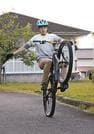 放課後にマウンテンバイクの技を練習する落合思誉運さん＝雲南市木次町木次