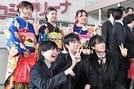笑顔で記念撮影する出席者＝出雲市大社町北荒木、島根県立浜山体育館