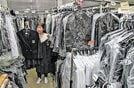 
          
さまざまな学校の制服が並ぶ店内＝松江市袖師町、学校用品リユースショップうさや
        