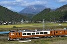 大山をバックに走る新型やくも（２７３系）＝鳥取県江府町武庫