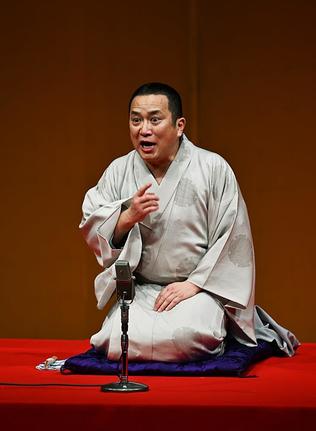 高座で落語を披露する桂吉弥さん（米朝事務所提供）