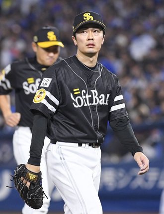 ＤｅＮＡとの日本シリーズ第４戦で５回を投げ終え、さえない表情でベンチに戻るソフトバンク先発の和田毅投手＝２０１７年１１月１日、横浜スタジアム