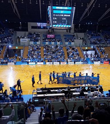 島根スサノオマジックの勝利に盛り上がる観客席＝松江市学園南１丁目、市総合体育館