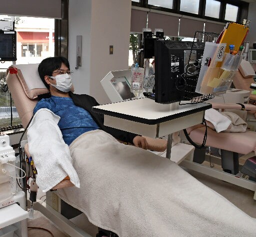 献血をする男性=松江市大輪町、島根県赤十字血液センター