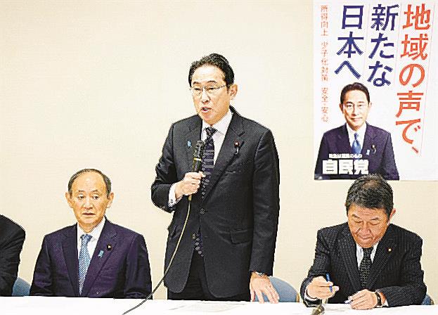 自民党の政治刷新本部の初会合であいさつする岸田文雄首相。左は菅義偉前首相、右は茂木敏充幹事長＝１１日、東京・永田町の党本部
