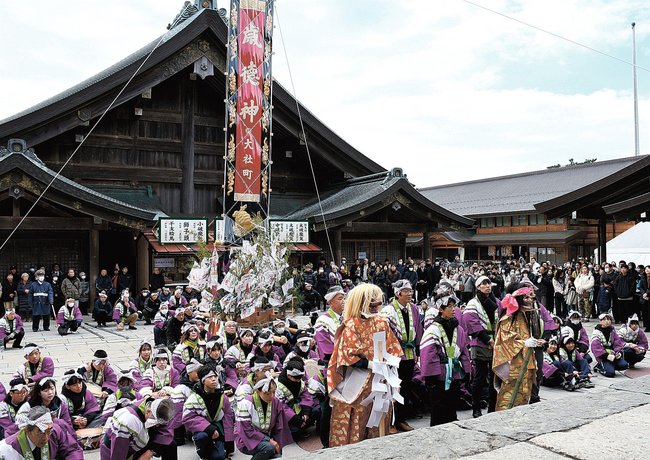 吉兆幡を掲げ、大社神謡を歌う生徒ら=出雲市大社町杵築東、出雲大社