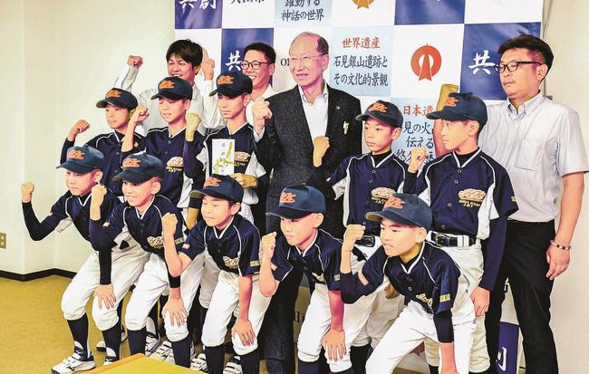 全国大会での活躍を誓う大田東ジュニアベースボールチームの選手たち＝大田市大田町、市役所