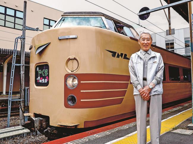出雲市発一番列車を運転した当時を振り返る山口貴嗣さん＝米子市弥生町、ＪＲ米子駅