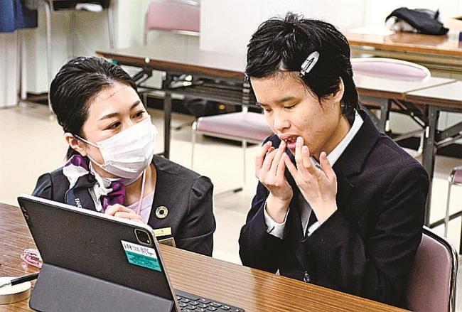 小指を使って口紅を塗る生徒＝松江市西浜佐陀町、島根県立盲学校