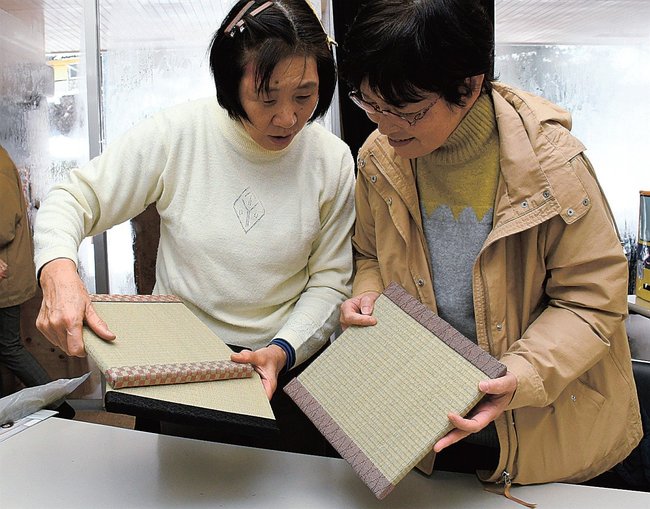 完成したミニ畳を見せ合う参加者=島根県飯南町井戸谷、谷公民館