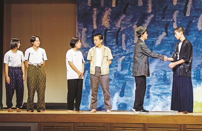 蒸気船の導入を祝う松浦斌（右端）と住民を演じる中学生＝島根県西ノ島町浦郷、ノアホール