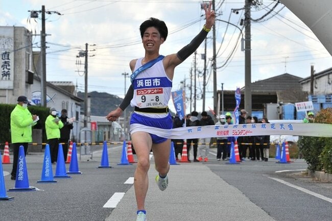 １番でゴールテープを切った浜田Ａの選手＝浜田市原井町、はまだお魚市場前