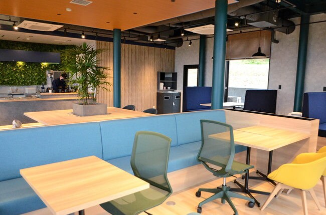 観光客も利用できる１階のカフェ