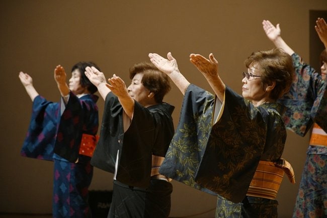 リハーサルに臨む鬼太郎音頭保存会のメンバー=境港市中野町、市文化ホール