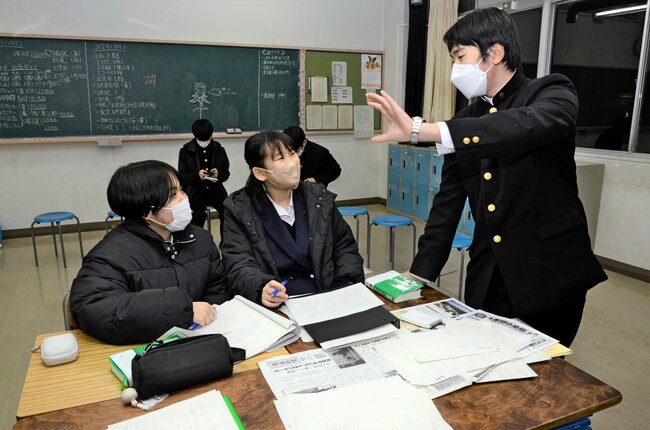記事の構成について話し合う出雲高校新聞部の部員＝出雲市今市町、出雲高校