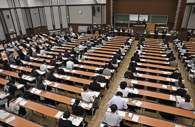 大学入学共通テストに臨む受験生∥17日午前、東京都文京区の東大
