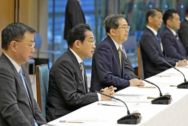 カジノを含むＩＲの推進本部会合であいさつする岸田首相（左から２人目）＝１４日午前、首相官邸