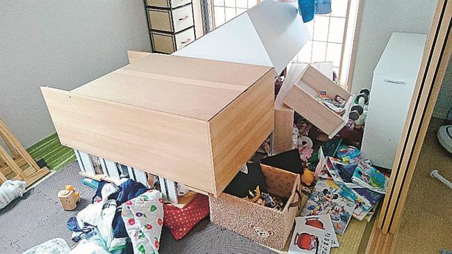 大阪府北部地震発生直後の筆者自宅の様子。タンスが倒れ、引き出しは壊れてしまいました＝２０１８年６月１８日、大阪府枚方市（本田隆行さん提供）