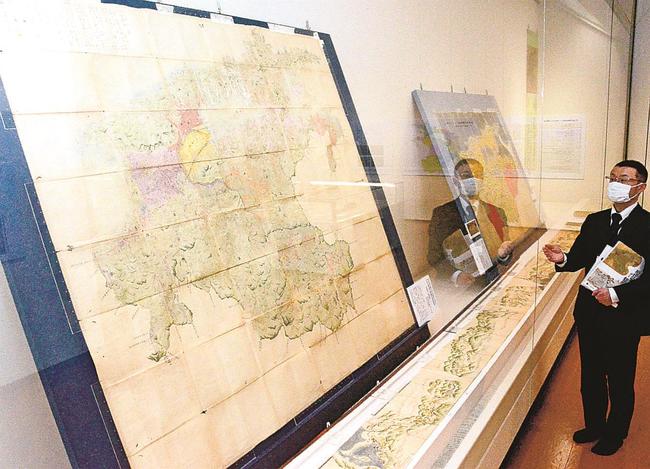 松江藩で製作された「出雲国十郡絵図」など多彩な地図が並ぶ＝松江市殿町、松江歴史館