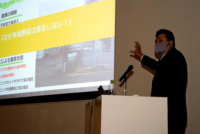 楽天農業が手掛ける有機農業について説明する遠藤忍社長＝３月２日、浜田市野原町の島根県立大