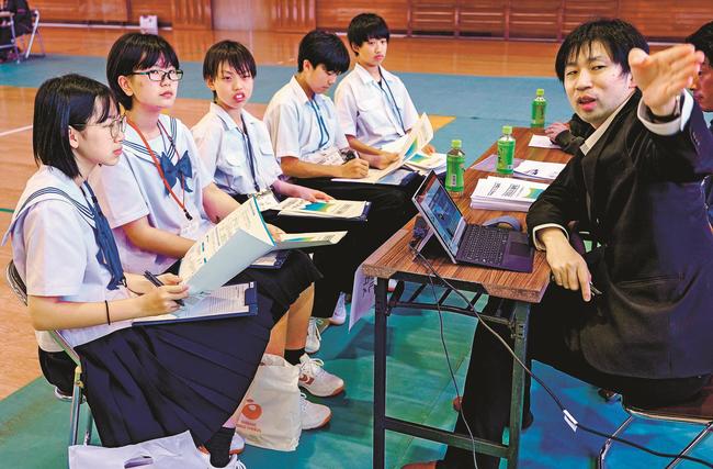 企業担当者（右）から仕事の話を聞く生徒＝島根県川本町川下、川本中学校