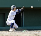 【１回戦・鳥取城北ー益田】３回裏鳥取城北１死満塁、三輪歩夢がスクイズを決め、３ー０とする＝広島県尾道市、しまなみ球場