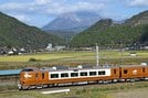 大山をバックに走る新型やくも（２７３系）＝鳥取県江府町武庫