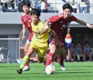 前半、ドリブルで攻める立正大淞南の三島拓人(中央)