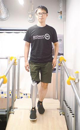 開発中の次世代義足を装着する「ＢｉｏｎｉｃＭ」の孫小軍氏＝東京都文京区
