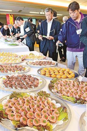 鳥取県東部の関係者が開いた試食会で並んだジビエ料理。ジビエ振興自治体連絡協議会で取り組みの発展が期待される＝２０１２年、鳥取市内