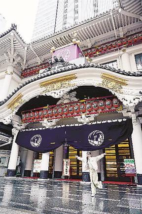 東京・銀座にある歌舞伎座の前でポーズをとる新井葵来さん＝３月