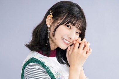 美しすぎる人気声優、ミニスカ＆肩出しサンタのオフショットに衝撃