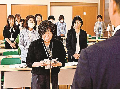 新入生を代表してあいさつする米田尚子さん（中央）＝松江市西川津町