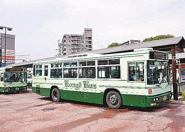 近鉄富田林駅前に停車する金剛自動車の路線バス。バス事業の廃止が発表された＝11日午前、大阪府富田林市