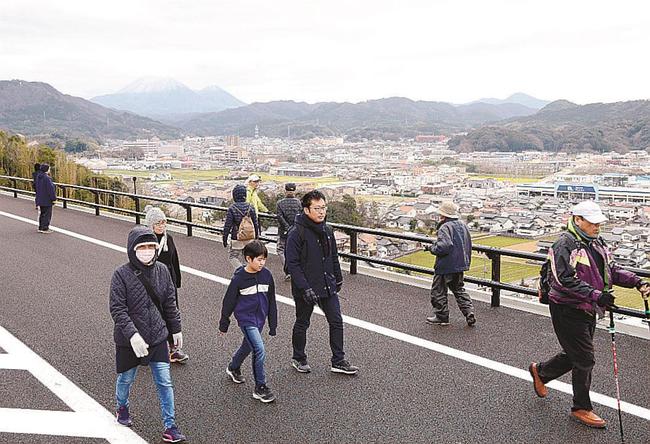 市街地を一望できる大田・静間道路を歩く参加者＝大田市内