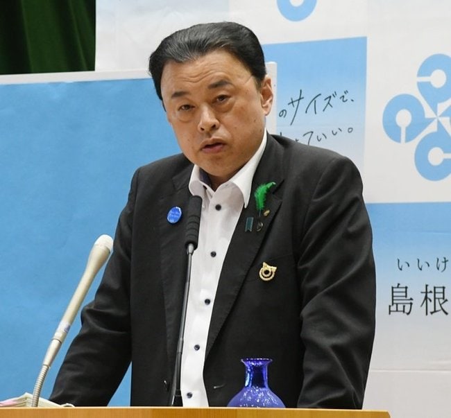 夏の参院選を前に消費税減税を検討する各党に対して「税金の使い方が支持されていないから減税を望む声が出ている」と指摘する丸山達也知事=松江市殿町、島根県庁
