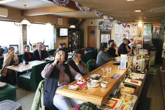 北海道函館市内のスナックで「昼カラ（昼からカラオケ）」を楽しむお年寄り。生き生きと暮らし続けるには「キョウイク」と「キョウヨウ」が必要という＝２０２０年１月（資料）