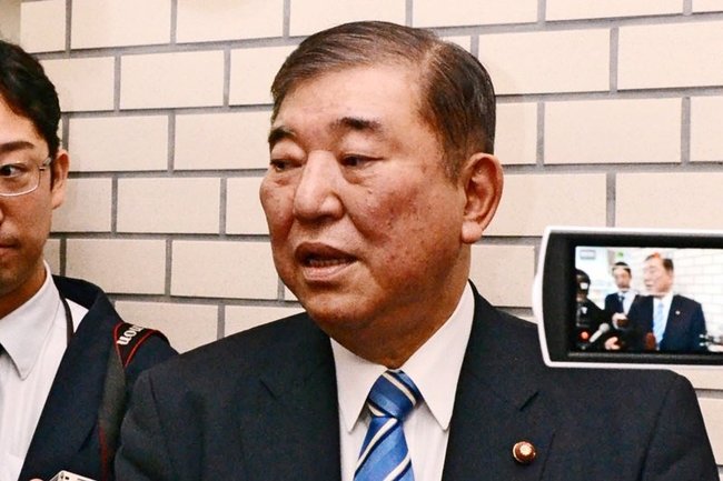 自民党鳥取県連の会合に出席後、報道陣の取材に応じる石破茂元党幹事長＝３０日、鳥取市末広温泉町、白兎会館