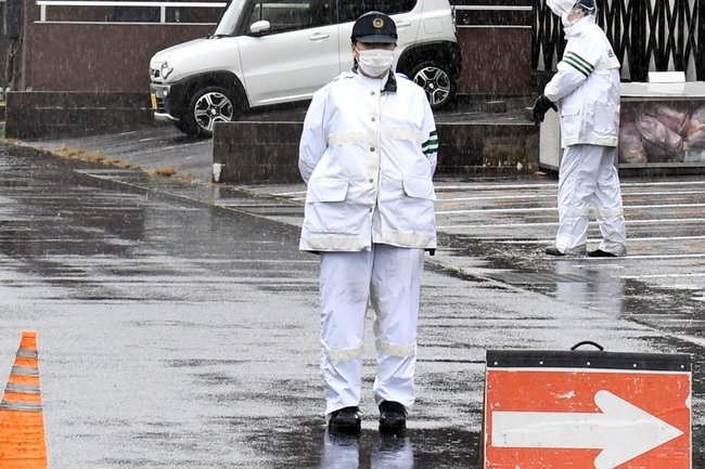 強盗事件が発生した現場付近を警戒する警察官＝７日午後１時半ごろ、松江市学園２丁目