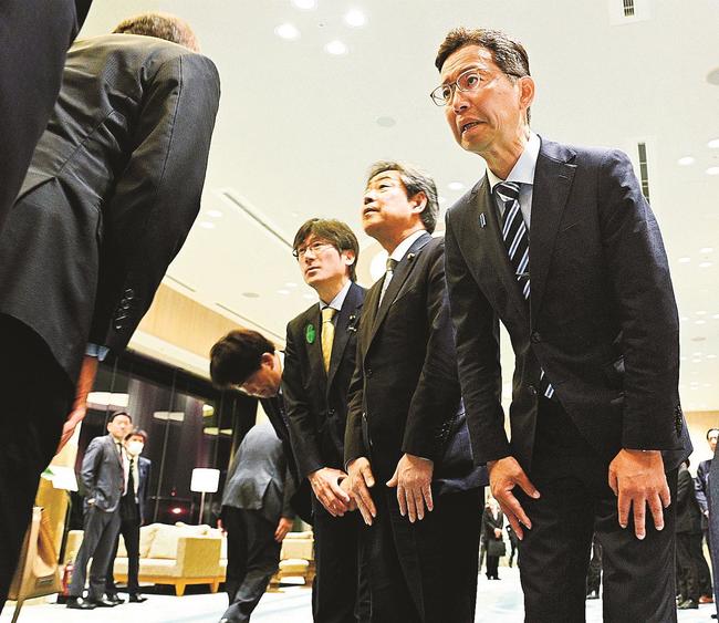 落選が確実となり、支持者に頭を下げる錦織功政氏（右）＝２８日午後８時１７分、松江市千鳥町、ホテル一畑