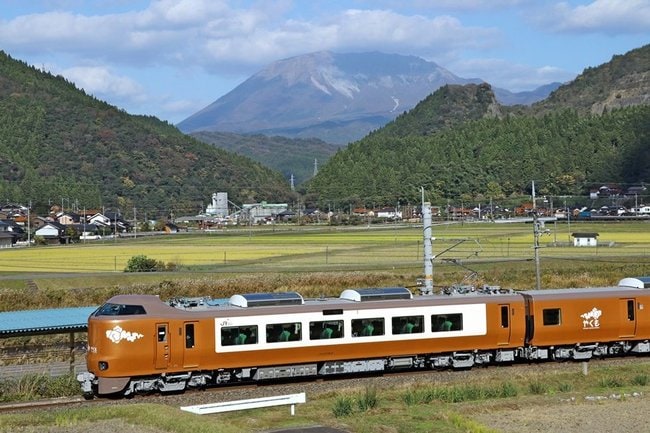 大山をバックに走る新型やくも（２７３系）＝鳥取県江府町武庫