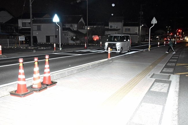 照明灯支柱が転倒した現場＝８日午後６時１５分、出雲市大津町
