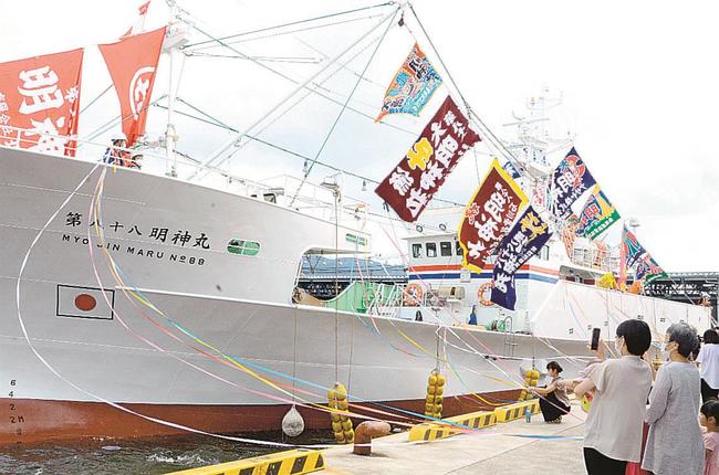 家族らに見送られ漁場に向かうカニかご漁船＝境港市昭和町、境漁港