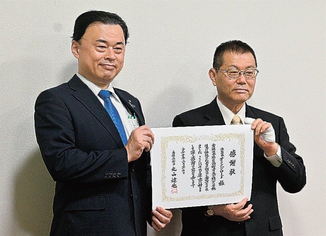 丸山達也知事（左）から感謝状を受けた加藤勇代表取締役＝松江市殿町、島根県庁