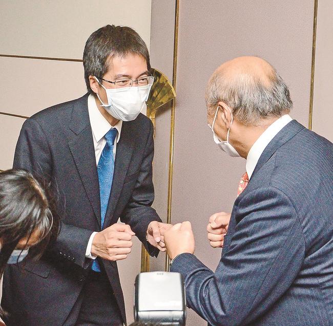 初当選を果たし、支持者とグータッチする高見康裕氏（左）＝３１日午後８時３７分、出雲市今市町、ラピタウェディングパレス