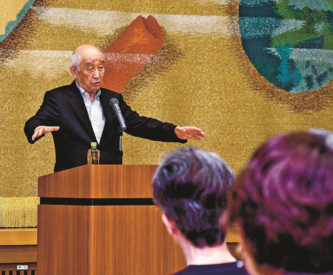 講演する荒神谷博物館の藤岡大拙館長＝松江市玉湯町湯町、玉湯公民館