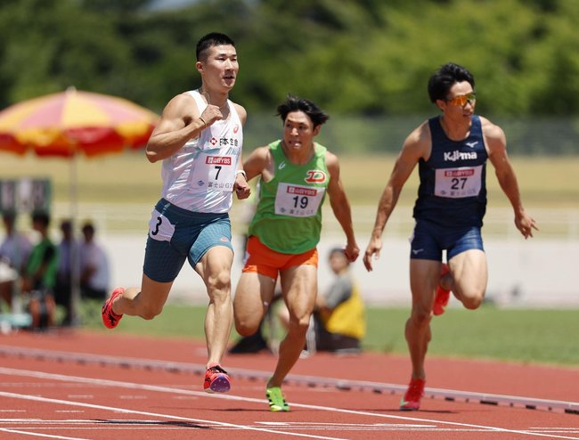 陸上の富士北麓ワールドトライアルの男子１００?予選でゴールする桐生祥秀選手（左）。９秒９９をマークした＝８月３日、富士山の銘水スタジアム