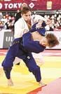 国際大会で相手をせめる阿部一二三選手（手前）＝２０２３年１２月、東京都内