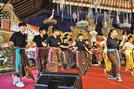 記念式典でバリ舞踊ルジャン・マスを踊る美郷町の中高生たち